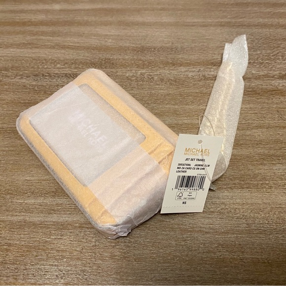 NWT Michael Kors Medium Saffiano Leather Card Case in Jasmine Yellow - Picture 9 of 12